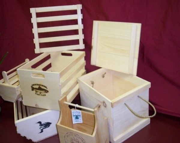 Custom Wooden Crates & Boxes – Bulk Orders for Packaging & Branding A variety of custom wooden boxes and slatted crates, including toolboxes, chests with rope handles, and packaging crates, available in bulk for businesses.